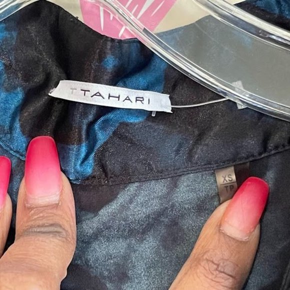 Women's Tahari Sleeveless Blouse - Picture 2 of 3